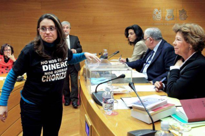 La diputada de Compromís, Mónica Oltra, luce la misma camiseta por la que fue expulsada esta mañana del pleno de Les Corts, durante la votación para elegir a los miembros de la mesa durante la constitución de la comisión de investigación sobre Emarsa, la