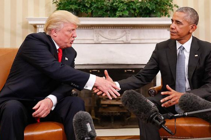 Obama y Trump escenifican el traspaso de poderes desde el Despacho Oval.