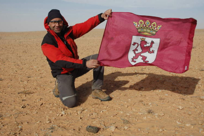 El ‘cazameteoritos’ José Vicente Casado hace ondear la bandera de León sobre el objeto marciano.