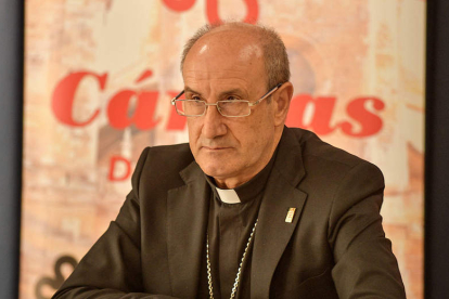 El obispo de la diócesis durante la presentación. DANIEL PISABARRO