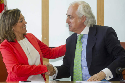 Milagros Marcos y José Luis Concepción, ayer, en la firma del protocolo de colaboración en materia de desahucios.