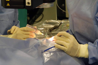 Una intervención oftalmológica a un paciente en el Hospital leonés. MARCIANO PÉREZ