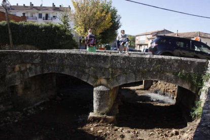 Pepe Villa y Ceferino Gil supervisan las obras de limpieza del arroyo y del puente del Arbejal. CAMPOS
