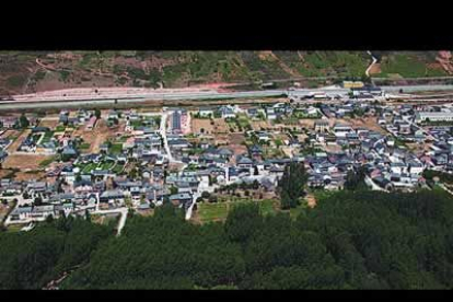 La economía se basa en la agricultura de tipo familiar y, en menor medida, en la industria y los servicios de las ciudades como Ponferrada y Bembibre