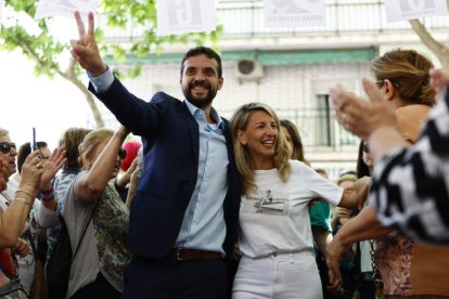 Yolanda Díaz, ayer, con el candidato por Podemos en Alcorcón, Roberto Sotomayor. RODRIGO JIMÉNEZ