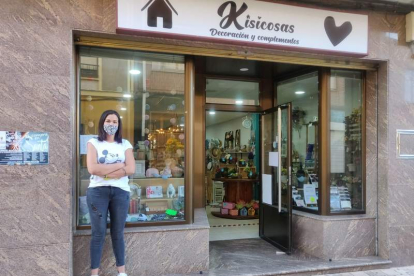 Raquel Sánchez, de la tienda Kisicosas, adherida a la campaña. DL