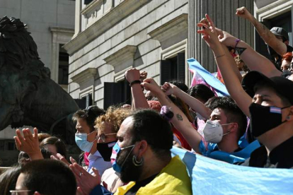 Manifestación en las puertas del Congreso a favor de la ley el pasado mes de mayo. FERNANDO VILLAR