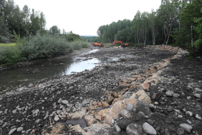 Obras en las márgenes del río Cúa a su paso por Carracedelo emprendidas en mayo de 2018 por la Confederación Hidrográfica. DE LA MATA