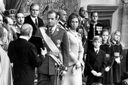 Juan Carlos de Borbón jura las Leyes ante el presidente de las Cortes, Alejandro Rodríguez de Valcárcel, y es proclamado Rey de España, el 22 de noviembre de 1975. LUIS MILLÁN | EFE