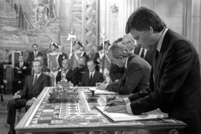 El expresidente del Gobierno, Felipe González, el exministro de Exteriores, Fernando Morán, firman el Tratado de Adhesión de España a la Comunidad Económica Europea (CEE) en presencia del rey Juan Carlos, el 12 de junio de 1985. MANUEL H.DE LEÓN | EFE