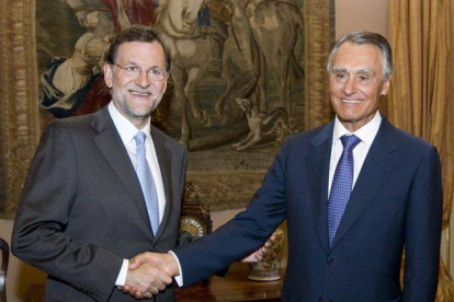 El presidente portugués, Cavaco Silva, junto al presidente del Gobierno, Mariano Rajoy.