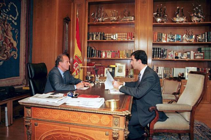 El Príncipe de Asturias en su 30 cumpleaños junto a su padre, el rey Juan Carlos I, en 1998. M.H. DE LEON | EFE