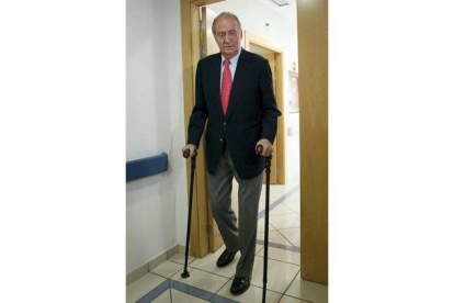 El rey Juan Carlos en el 2012  tras recibir el alta hospitalaria, después de recuperarse de la fractura de cadera a consecuencia de una caída en Botsuana. Frente a lo periodista pronunció: 