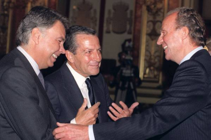 El rey  Juan Carlos conversa sonriente con los expresidentes del Gobierno, Adolfo Suárez y Felipe González, durante la  sesión de apertura de la VI Legislatura en el Congreso de los Diputados, en 1996. MANUEL H. DE LEON | EFE