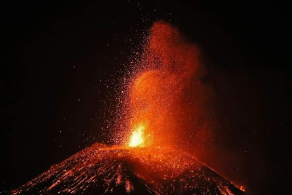 Imagen del volcán en la noche de ayer. ELVIRA URQUIJO
