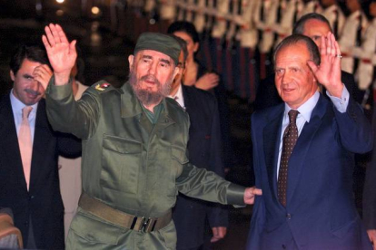 Fidel Castro reciebe en el aeropuerto de la Habana al rey Juan Carlos, en noviembre de 1999. RICARDO MAZALAN | AP