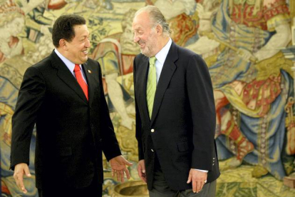 El Rey junto al expresidente de Venezuela, Hugo Chavez, en el Palacio de la Zarzuela, en el 2009. JOSE LUIS ROCA