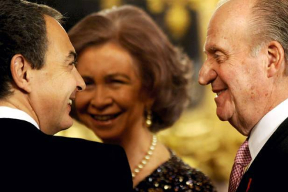 El rey Juan Carlos I y la reina Sofía junto al expresidente de Gobierno, Jose Luis Rodríguez Zapatero, en el 2009. JOSE LUIS ROCA