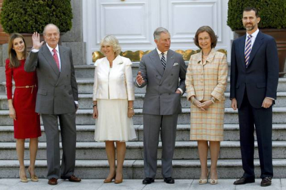 El rey Juan Carlos y la reina Sofia, los Príncipes de Asturias junto al Príncipe de Gales y su esposa, Camila, posan en la Zarzuela, en el 2011. JOSE LUIS ROCA