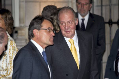 El Rey y el 'president' de la Generalitat, Artur Mas, en la entrega del Premio Internacional Condes de Barcelona, en el 2012. CARLOS MONTAÑÉS