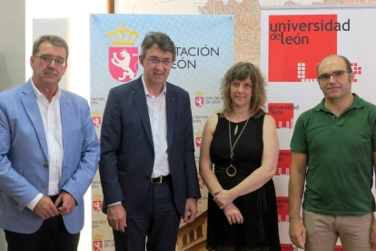 Los responsables de la institución provincial y de la Universidad de León. DL