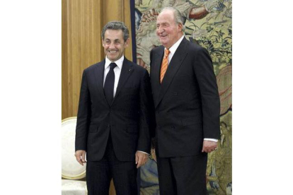 El rey Juan Carlos recibe en audiencia al expresidente de Francia, Nicolas Sarkozy, en el 2014. FERNANDO ALVARADO | EFE