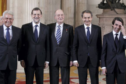 El rey Juan Carlos acompañado de los expresidentes del Gobierno Felipe González, José Luis Rodríguez Zapatero, José María Aznar y el presidente del Gobierno, Mariano Rajoy, en el 2012. JUANJO MARTÍN | EFE