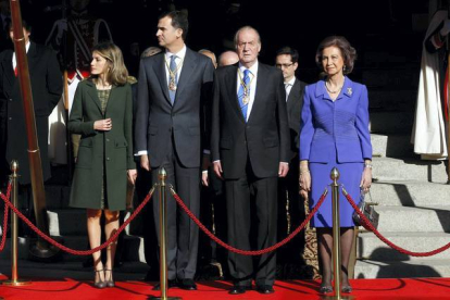 Los Reyes junto a los Príncipes de Asturias en la sesión de apertura de la décima legislatura en el Congreso de los Diputados, en el 2011. DAVID CASTRO