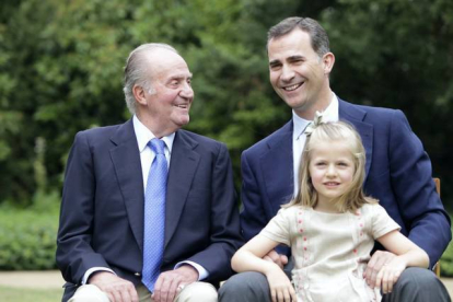 El rey Juan Carlos I junto al príncipe Felipe y su nieta, la infanta Leonor, en el Palacio de la Zarzuela en septiembre del 2012. REUTERS