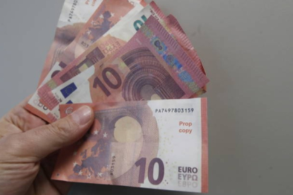 Billetes falsos de 10 euros aparecidos este lunes a montones en La Virgen del Camino. RAMIRO