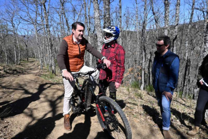 El consejero de Medio Ambiente, Juan Carlos Suárez-Quiñones, no dudó en subirse a la bici. DL