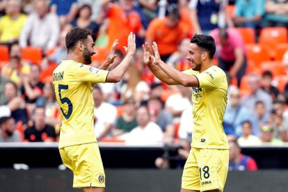 Sansone (1) celebra con su compañero Adrián López (d) su gol marcado ante el Valencia.