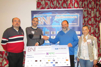 El Grupo BNI Crecimiento entregó ayer el cheque al presidente de Aspace León. DL