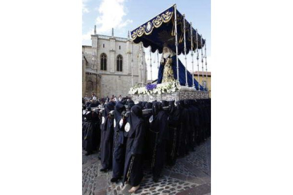La Virgen de La Esperanza, al paso por la Colegiata de San Isidoro, en el inicio de la procesión de