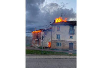 Las llamas afectaron a dos viviendas. CAMPOS