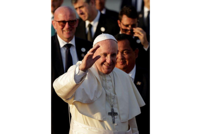 El papa Francisco se despide tras su participación en la Jornada Mundial de la Juventud 2019.