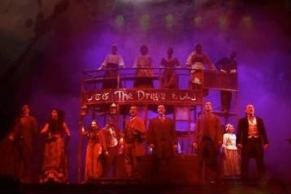 Una escena del musical ‘Jekyll & Hyde’ que desembarcará en enero en el Auditorio Ciudad de León. theatre properties