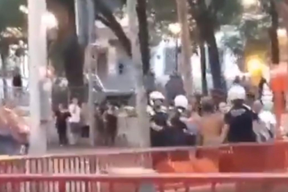Intervención de la Guardia Urbana en la pelea entre ultras y antifascistas en Nou Barris