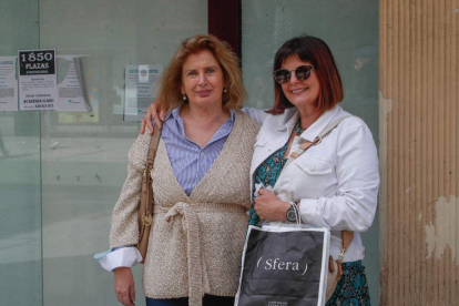 Cristina Álvarez y Lourdes Barredo, de compras. MIGUEL F.B.