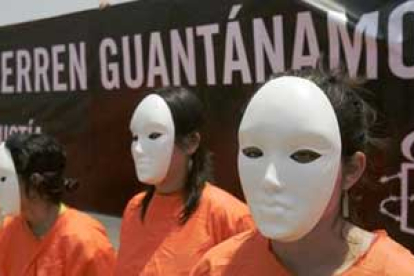 Un grupo de activistas de Amnistía Internacional simula a los presos de la cárcel de Guantánamo.