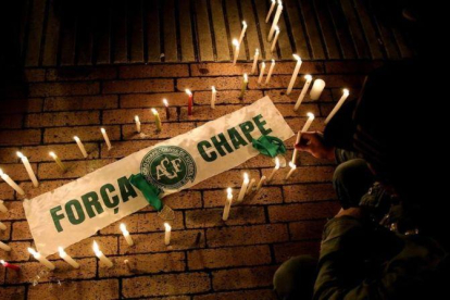 Velas en homenaje a las víctimas del siniestrado avión del club brasileño Chapecoense, en Bogotá, este martes.