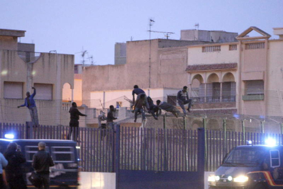 Uno de los intentos de salto de la valla en Melilla.