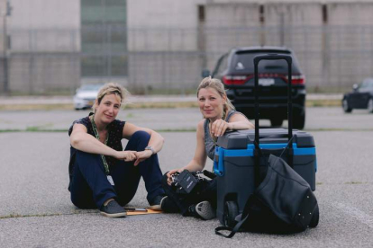 La productora Sofia Sondervan y la directora Elvira Lind en el rodaje de ‘The Letter Room’. EFE