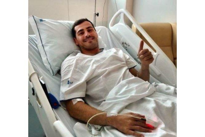 Iker Casillas en el hospital de Oporto en el que se recupera del infarto que sufrió.