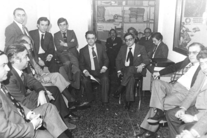 Rodolfo Martín Villa, presidente en 1980 del PP de Léon, junto a Manuel Núñez Pérez, Juan Morano, Luis Aznar, José Antonio Cabañeros, Justino de Azcárate, Silverio Fernández Tirador, Pilar Polanco y entre otros. ARCHIVO DL