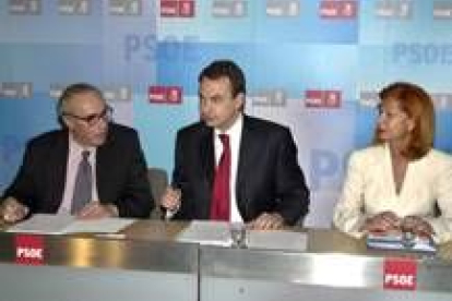 José Luis Rodríguez Zapatero, Gregorio Peces-Barba y Carmen Alborch, durante la reunión de ayer