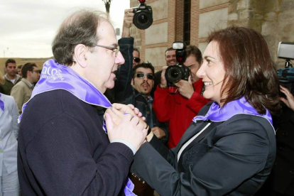 El presidente de la Junta de Castilla y León, Juan Vicente Herrera, recibe el pañuelo comunero de manos de la presidenta de las Cortes de Castilla y León, Josefa Fernández Cirac.