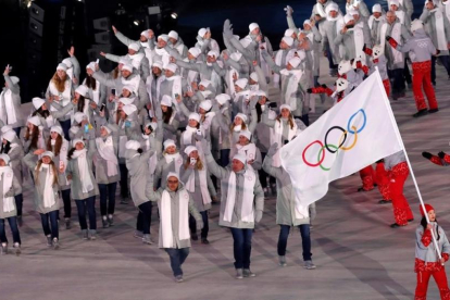 Los deportistas rusos, tras la bandera olímpica en el desfile inaugural.