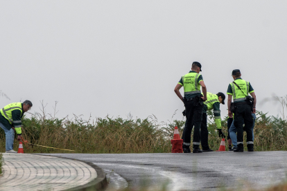 Fotografía de archivo de miembros de la Guardia Civil analizando el lugar donde se produjo un accidente con víctimas mortales. EFE/ EMILIO PÉREZ