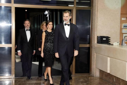 Los reyes Felipe y Letizia a su llegada a la entrega de Premios Internacionales de Periodismo de ABC, ayer en Madrid.